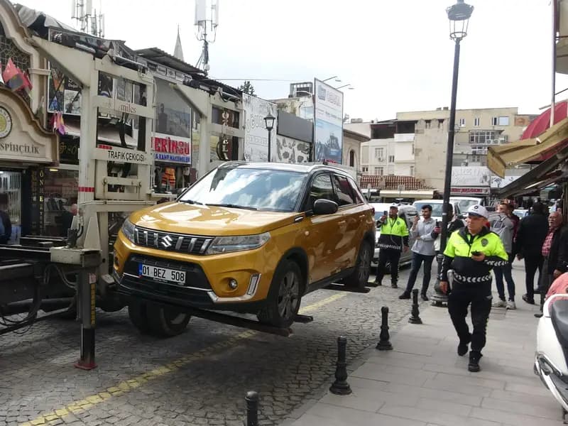 Adana'da Park Yasağına Uymayan 150 Araç Ceza Aldı