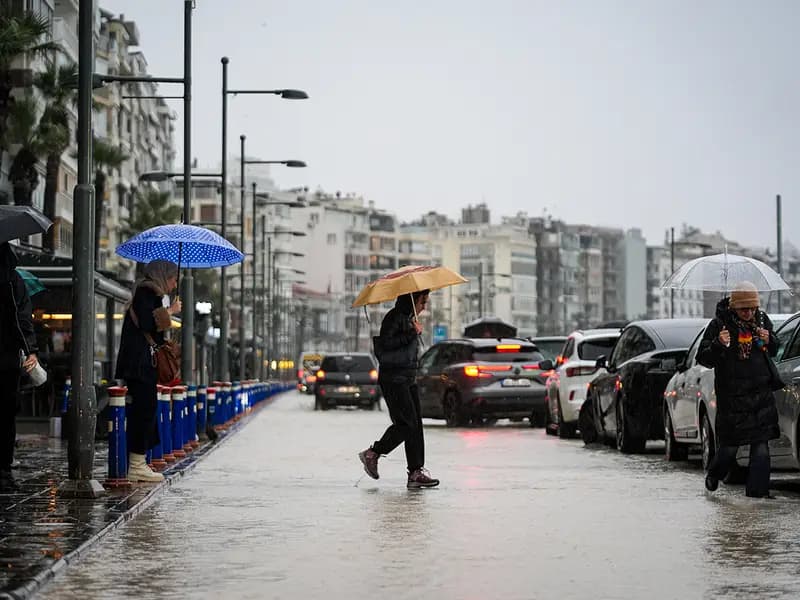 Bayramda Hava Durumu: Sıcaklık Düşüyor, Yağışlar Devam Ediyor