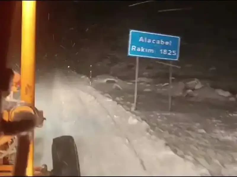 Antalya'da Beklenmedik Kar Yağışı: Tatilciler ve Yerel Halk Şokta