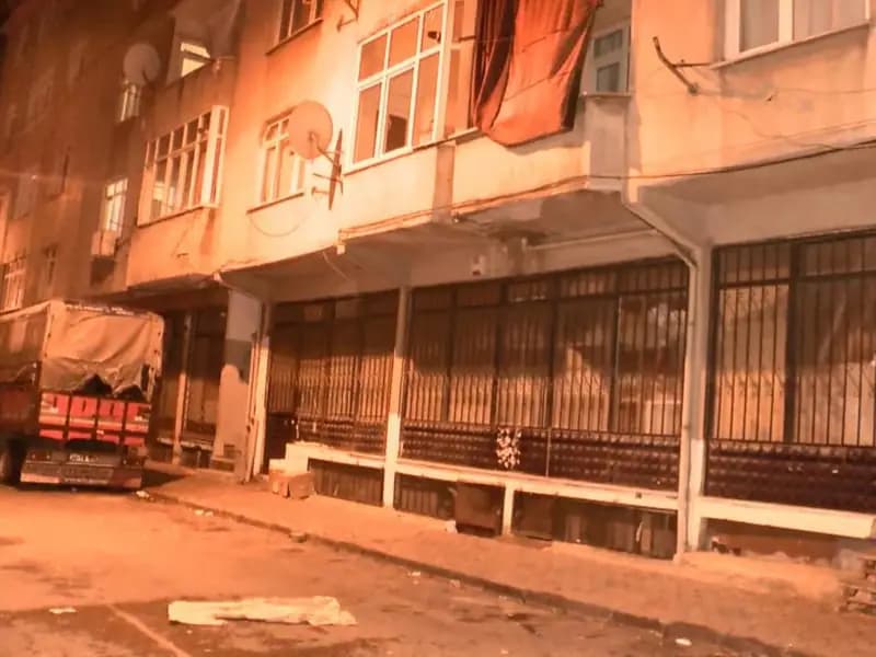 Esenler'de Tehlike Anı! Kolonları Çatlayan Bina Tahliye Edildi