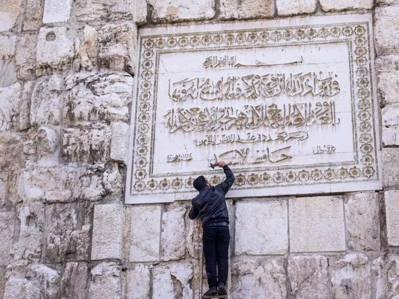 Halk Hafız Esedin Şarkıları Kulaklara Dolarken