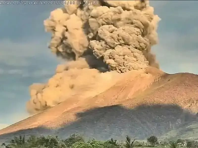 Kanlaon Yanardağı'nın Patlaması: Yangın ve Acil Durumlar Büyüyor