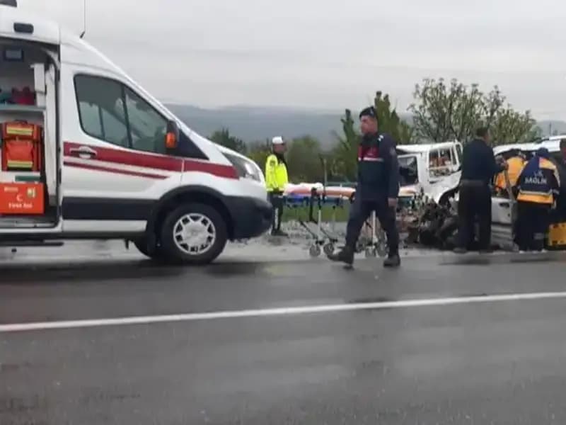 Denizli'de Dehşet Verici Kaza: İki Araç Kafa Kafaya Çarpıştı!