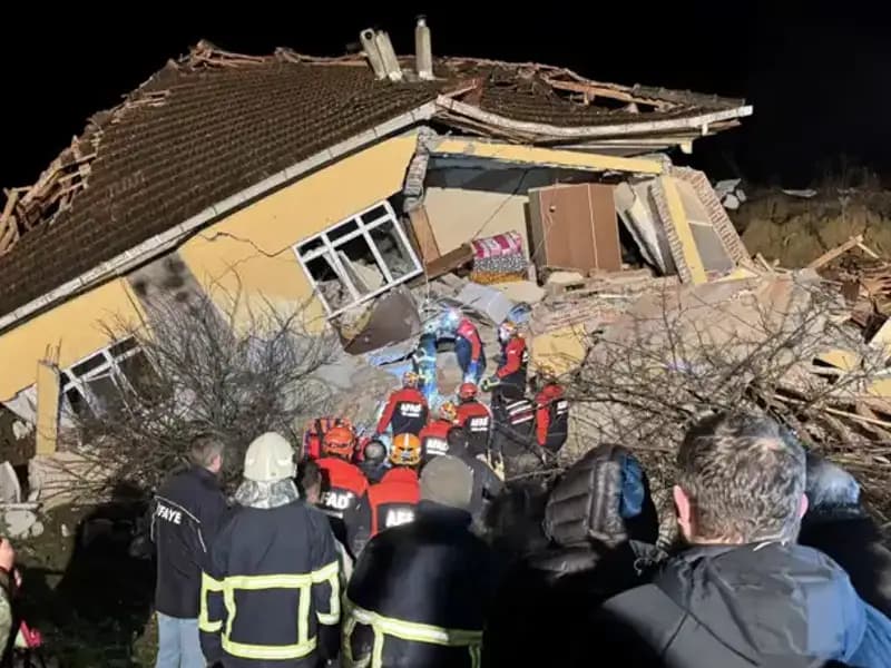 Sinop'ta Meydana Gelen Heyelan Üç Evi Yerle Bir Etti