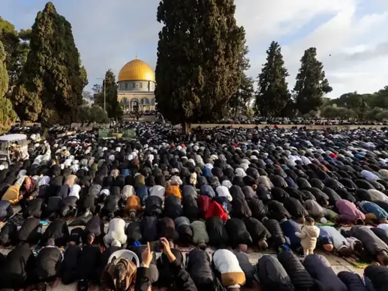 Mescid-i Aksa’da İşgal Altında Bayram: 120 Bin Filistinli Namaza Katıldı!