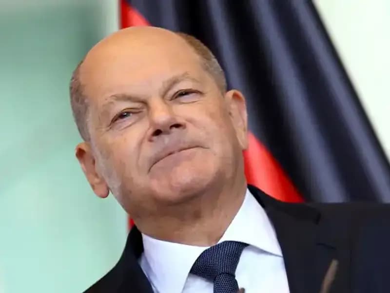 Aprona Girip Başbakana Sarılan Adam Para Cezasıyla Yüzleşti