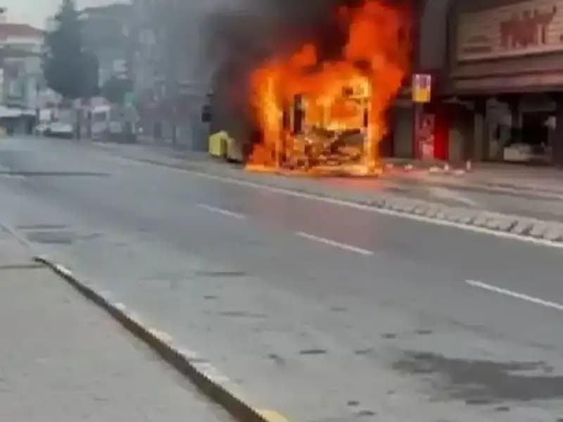 Ümraniye'de Flaş Olay: Ani Yangın Korkuttu, Halk Panikle Kaçtı!
