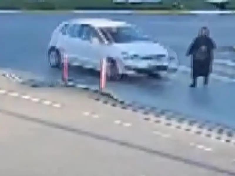 Yardım Beklerken Araba Çarptı, İkinci Kazayı Yaşadı