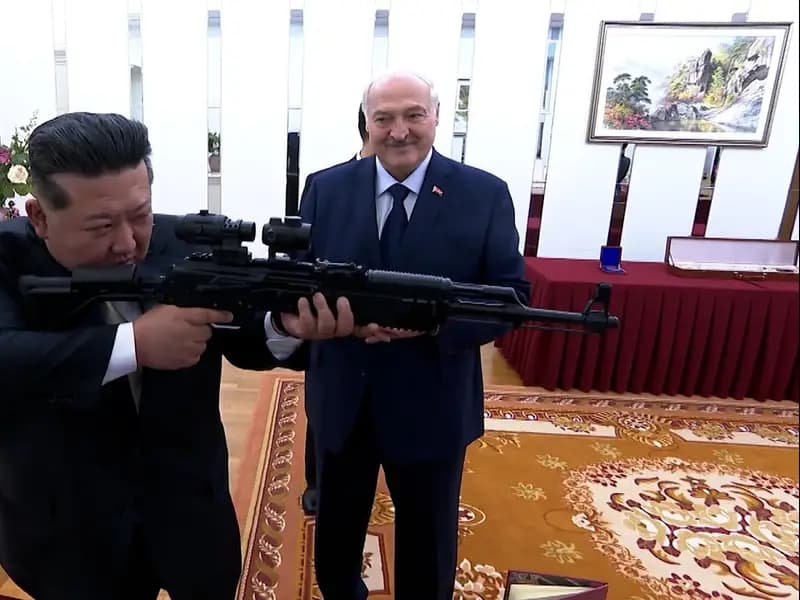 Belarus Lideri Lukaşenko, Kim Jong Un'a Tüfek Hediye Etti
