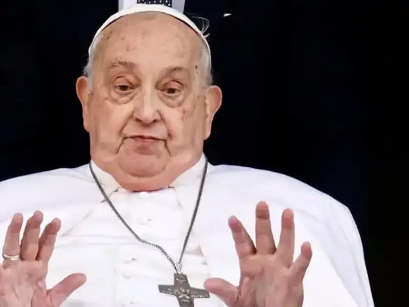 Papa Francis'in Hayatındaki İki Ölümcül An: "Kendi Kusmuğunda Boğuldu"
