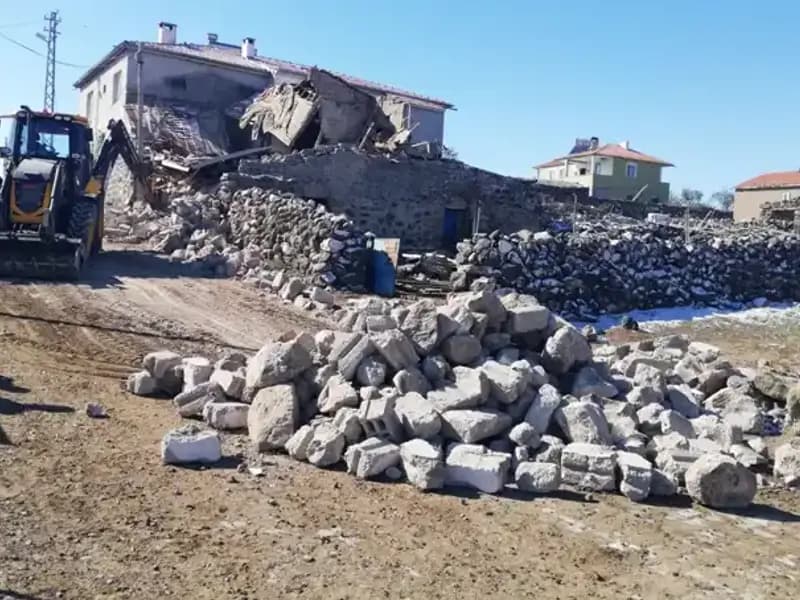 Kayseri'de Trajik Bir Olay: Ahır Çöktü, Hayvanlar Telef Oldu