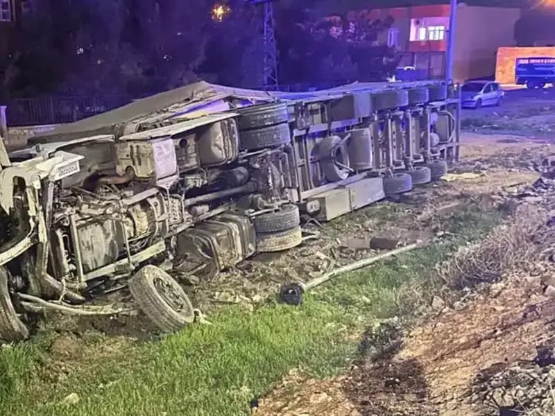 TIR Devrildi, Altı Kişi Yaralandı: Kazanın Sebebi Nedir?