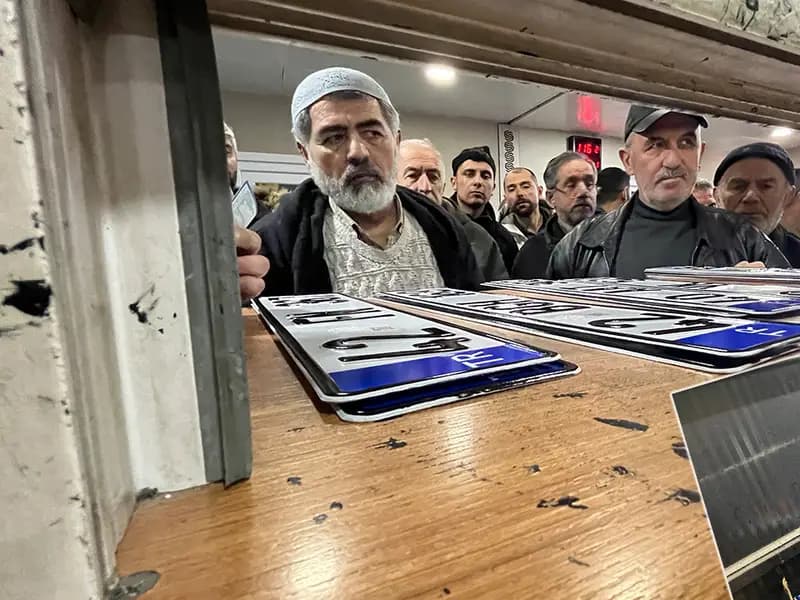 Plaka Değişim Sürecinde Uzun Kuyruklar ve Yoğun Talep