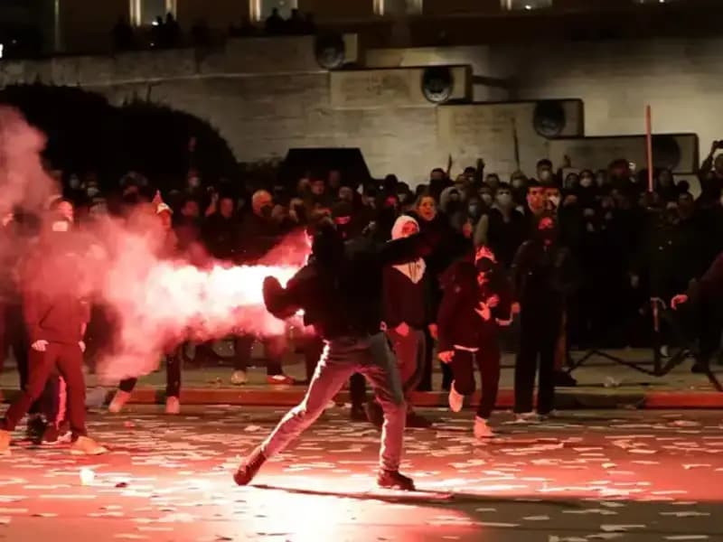 Yunanistan’da Hükümete Gensoru Sürecinde Atina Sokaklarında Protesto Gösterileri Patlak Verdi