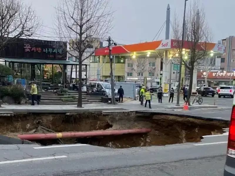 Güney Kore'de Dev Çukur Motosikleti Yuttu: Kayıp ve Yaralı Şoku!