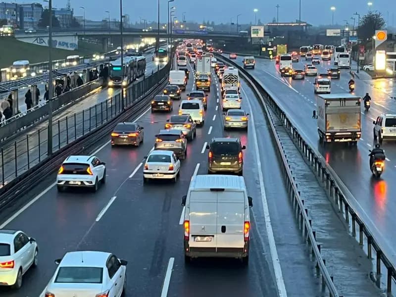 İstanbul'da Bayram Sonrası Trafik Yoğunluğu: Sabah Saatlerinde Artış
