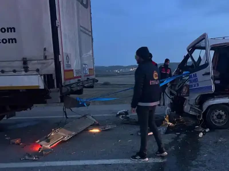 Kazaya Yardım İçin Duran Vatandaşa Arkadan Çarpan Çekici: 4 Yaralı