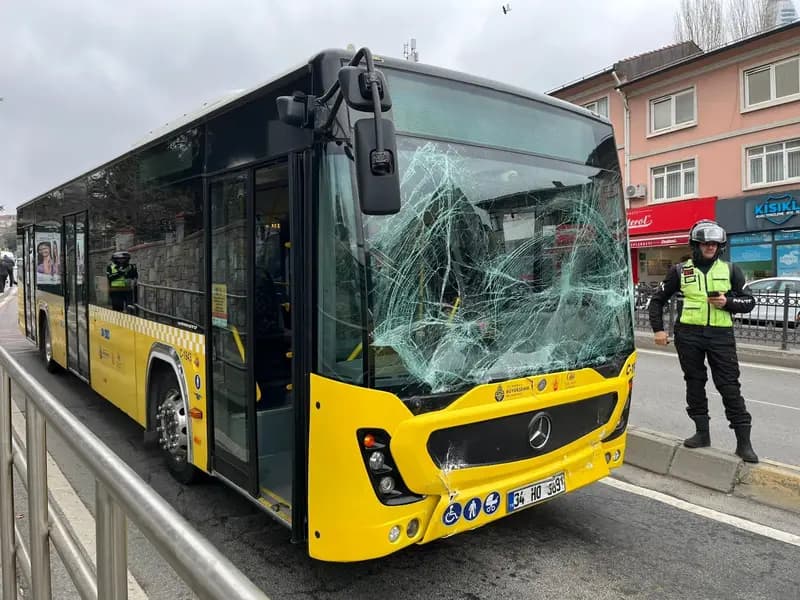 Üsküdar'da İki İETT Otobüsü Çarpıştı: Yaralı Yok