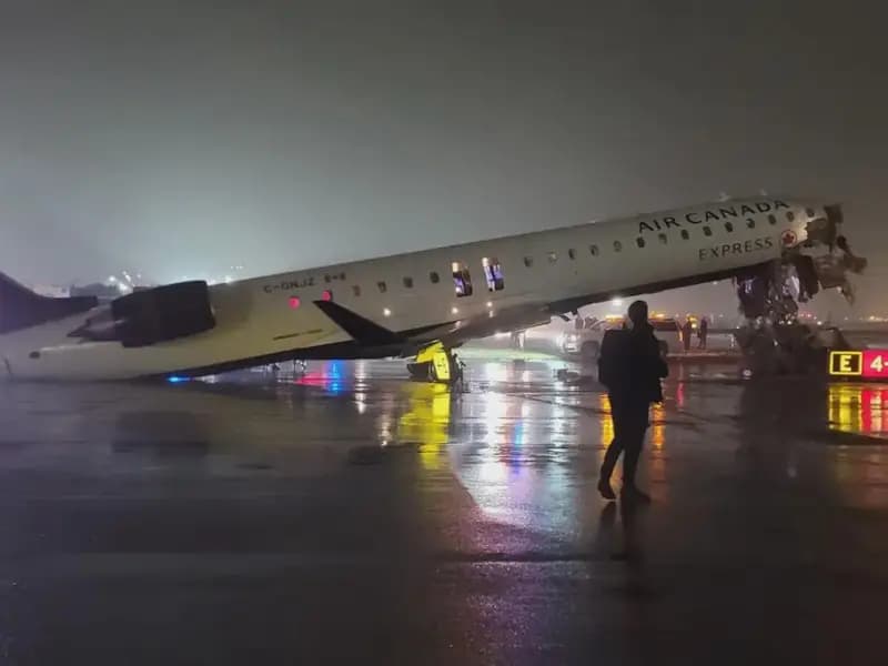 ABD'de Havaalanında Uçak ve İtfaiye Aracı Çarpıştı