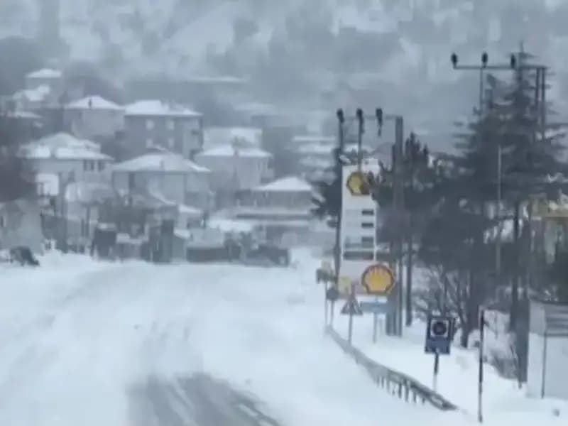 Sertavul Geçidi'nde Kar Tasi ve Sis, Ulaşımı Engelledi