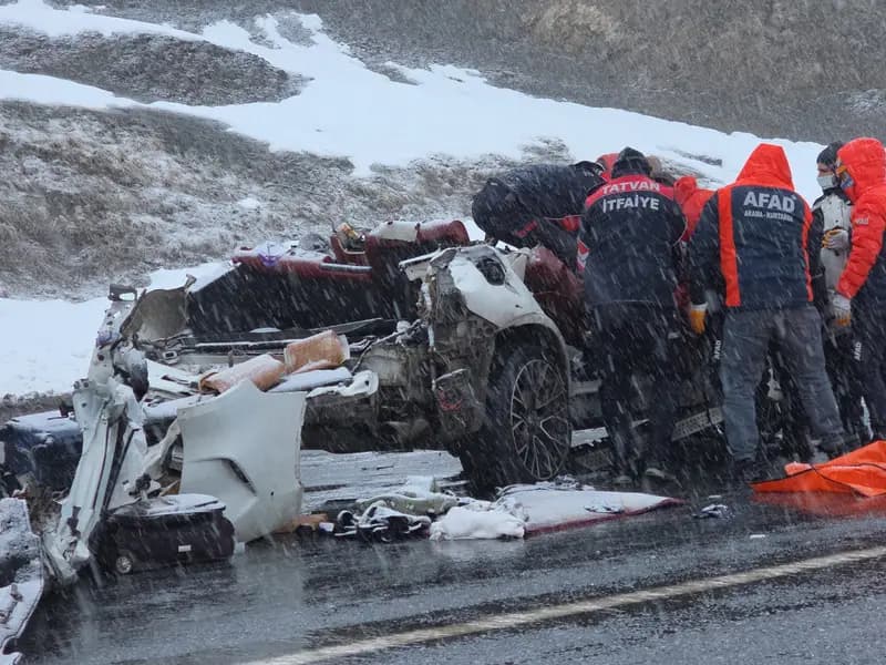 Tatvan'daki Kazada Ölü Sayısı Üçe Yükseldi: 6 Aylık Bebek Hayatını Kaybetti