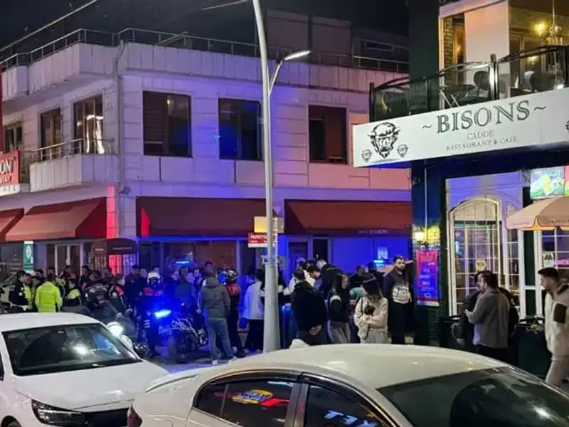 Kafe Önünde Havaya Ateş Açan Şahıs, Müdahale Eden Sahibine Bıçakla Saldırdı