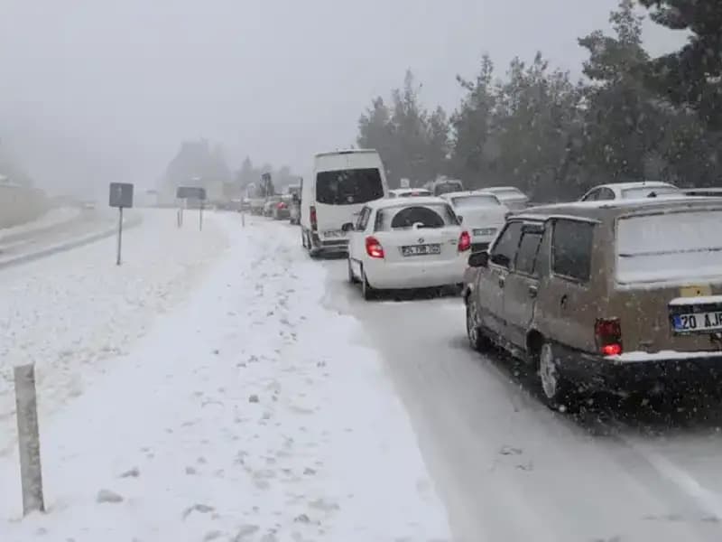 Denizli-Antalya Kara Yolunda Kar Gecikmesi: Trafik Tamamen Durdu!