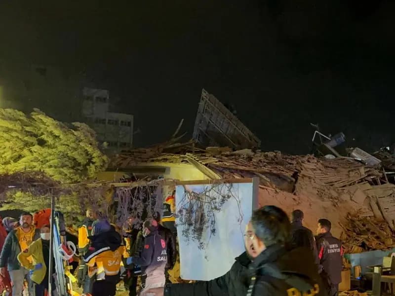 Konya'da 3 Katlı Bina Çöktü