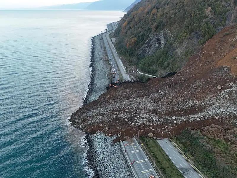 ** Artvin'de Dev Heyelan: 100 Bin Ton Toprak Hareket Etti

**