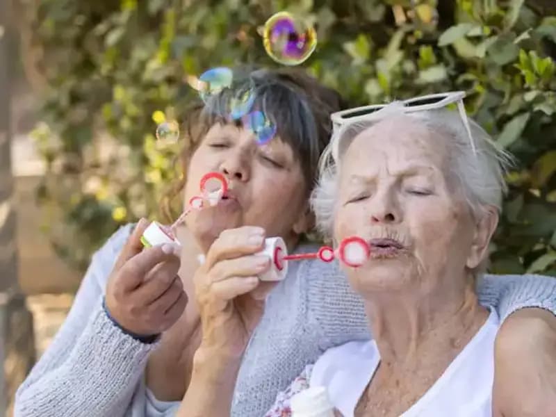 100 Yaşında İki Kadından Uzun Yaşamın Sırrı: Diyet ve Egzersizi Unutun