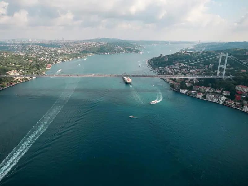 İstanbul Boğazı'nda gemi trafiği durduruldu: 2 kardeş kayıp