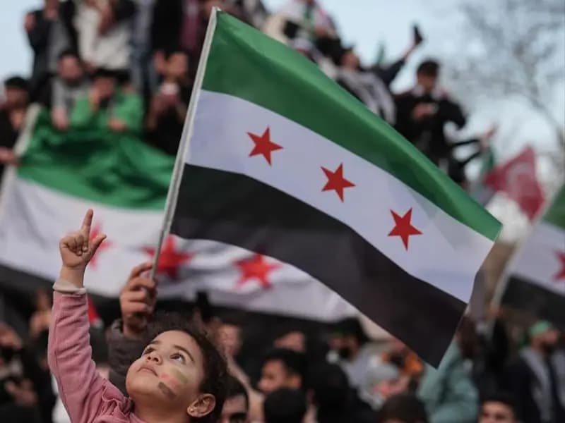 Suriye'nin Yeni Bayrağı Göz Kamaştırıyor