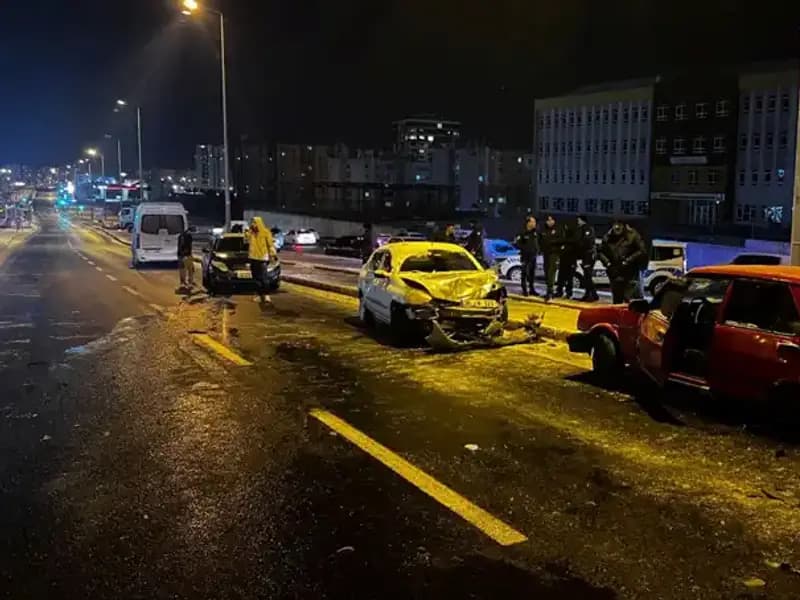 Kayseri’de Kadronun Kaza Anı: 11 Araç Birbirine Girdi!