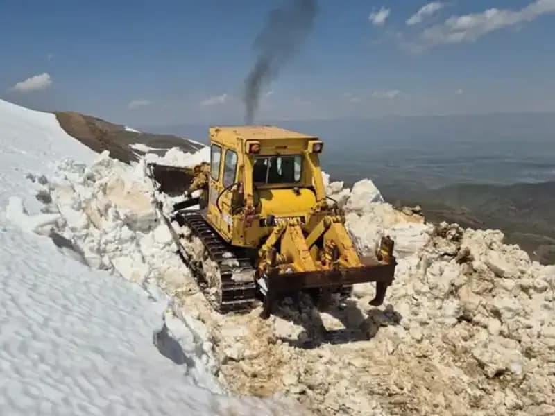 Nisan Ayında 2 Metreyi Aşan Karda Yol Açma Çalışmaları Başladı