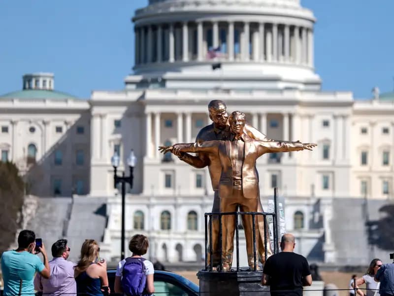 Washington'da Trump ve Epstein Heykeli, Titanik Sahnesini Canlandırdı