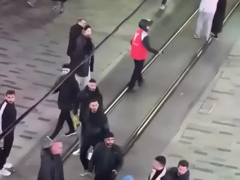İstiklal Caddesi'nde Güvenlik Görevlisi ile Mahalleli Kavga Etti