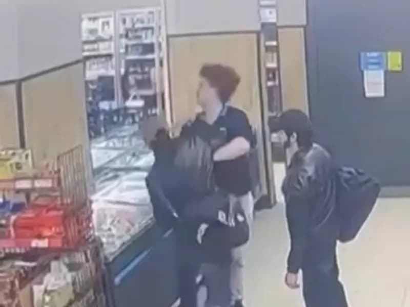 Küçükçekmece'de Market Çalışanına Saldırı: İki Kişi Kaçtı