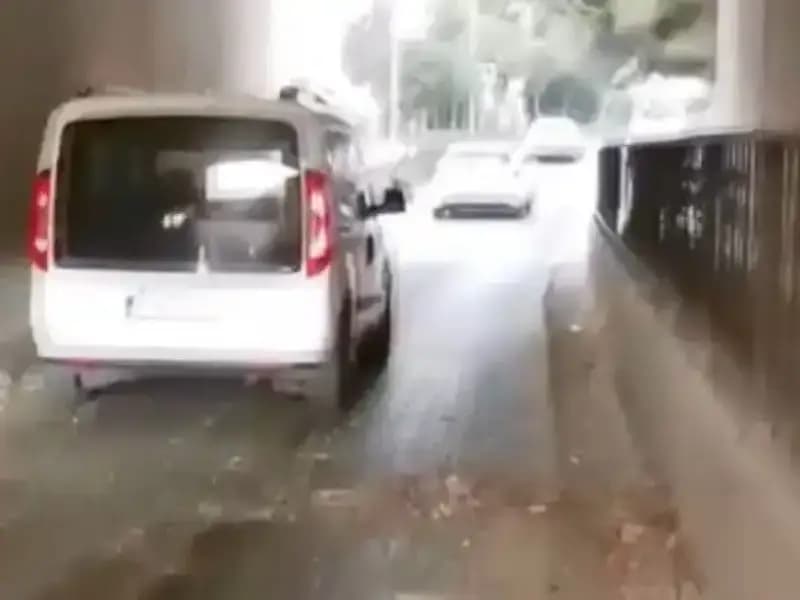 Trafikte Tüyler Ürperten Anlar: Beton Parçaları Araçların Üzerine Düştü