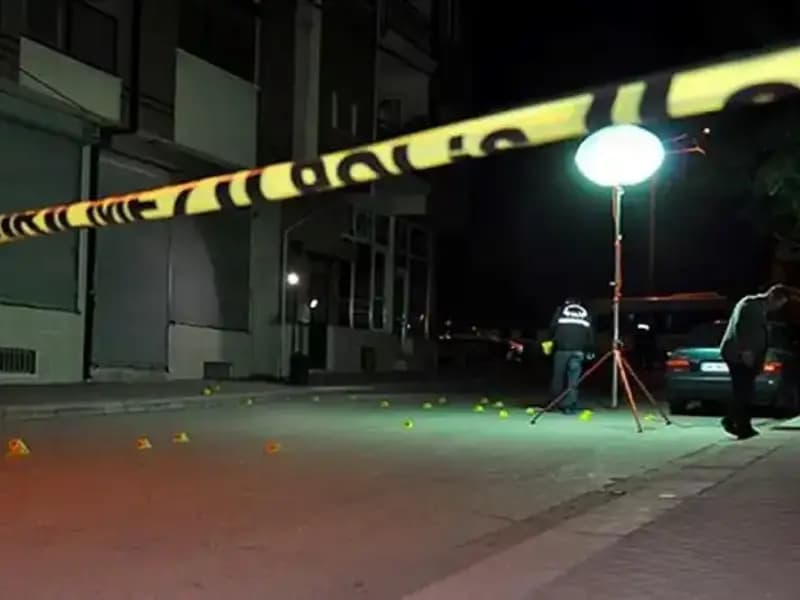 Aksaray'da Şaşkına Çeviren Kaza: Fren Yerine Gaza Bastı, Markete Daldı