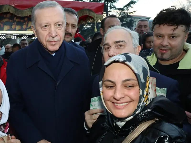 Cumhurbaşkanı Erdoğan Sultanahmet'te Vatandaşların Kandilini Kutladı
