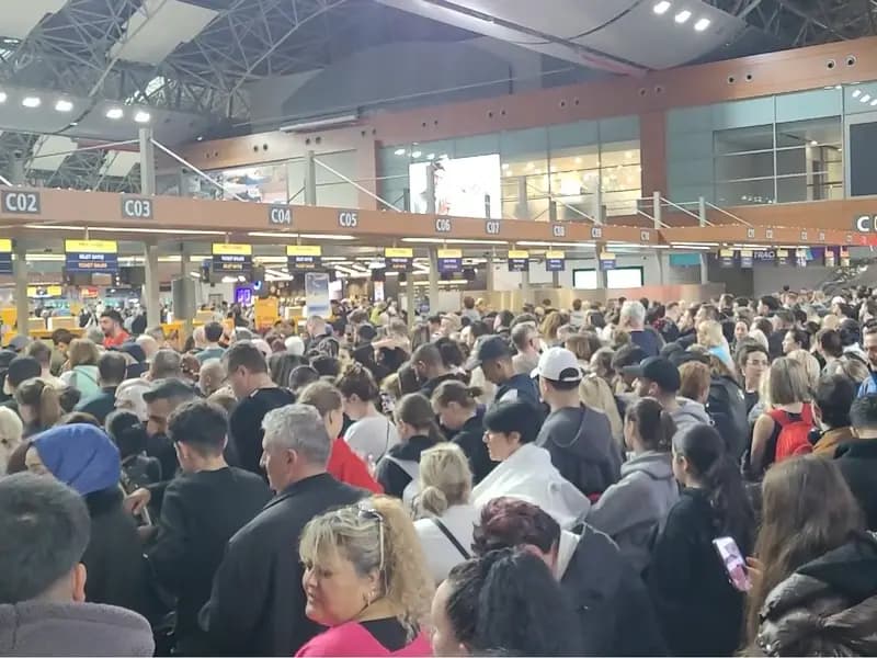 Sabiha Gökçen Havalimanı'nda Yoğun Sis 127 Uçuşu İptal Etti