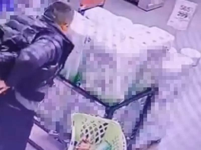 İstanbul'da Marketten Alkol Çalan Adamın Kaçışı Güvenlik Kamerasında