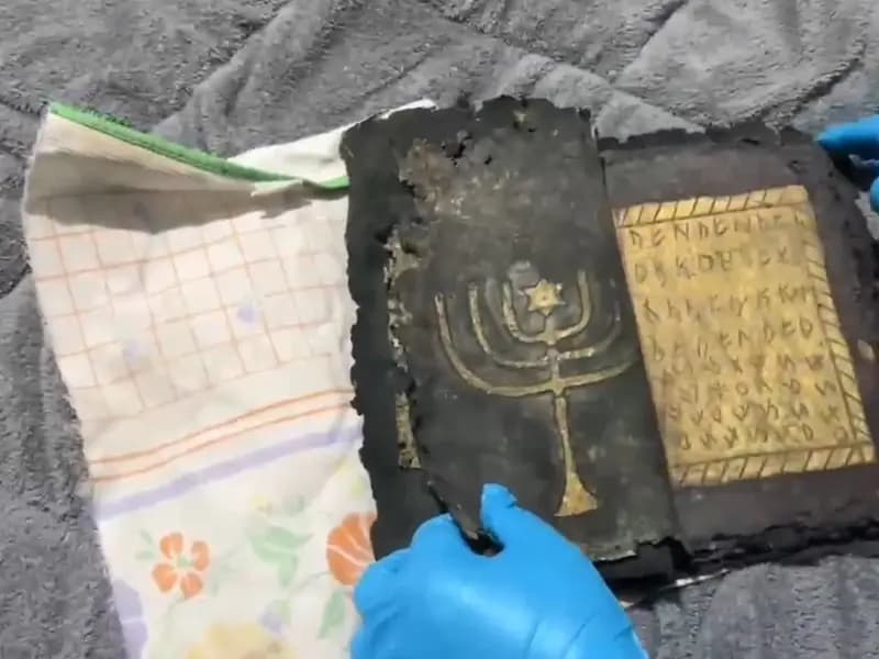 Aydın'da Bizans Dönemine Ait Altın İşlemeli Dua Kitabı Ele Geçirildi