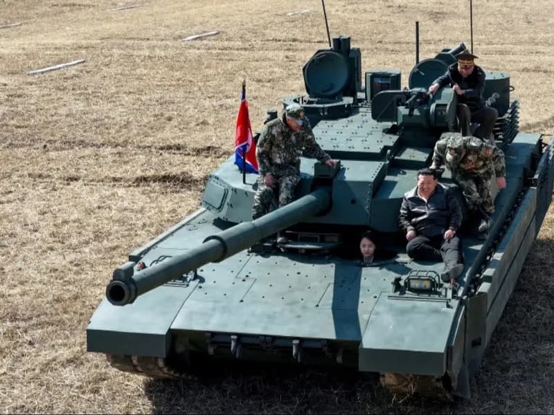 Kuzey Kore Lideri Kim Jong Un ve Kızı Ju Ae Tank Testi Yaptı