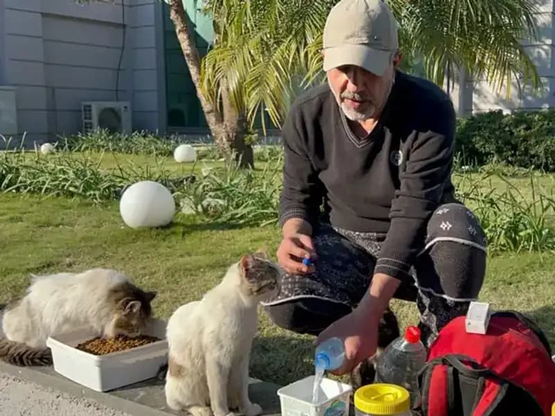 59 Yaşındaki Adamın Günde 8 Kilometre Yürüyüşü: Merhametiyle Örnek Oluyor