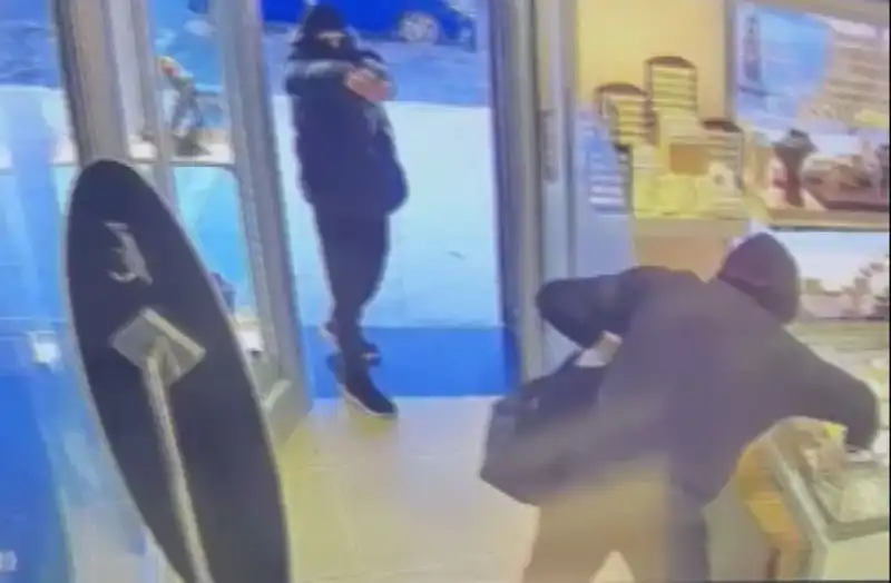 Ümraniye'de Maskeli Soyguncuların Girişimi: Cadde Üzerinde Silahlı Saldırı!