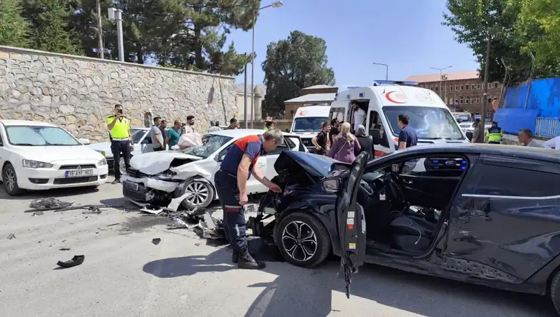 Bitlis’te Feci Trafik Kazası: 10 Kişi Yaralandı, Araçlar Metruk Hale Geldi