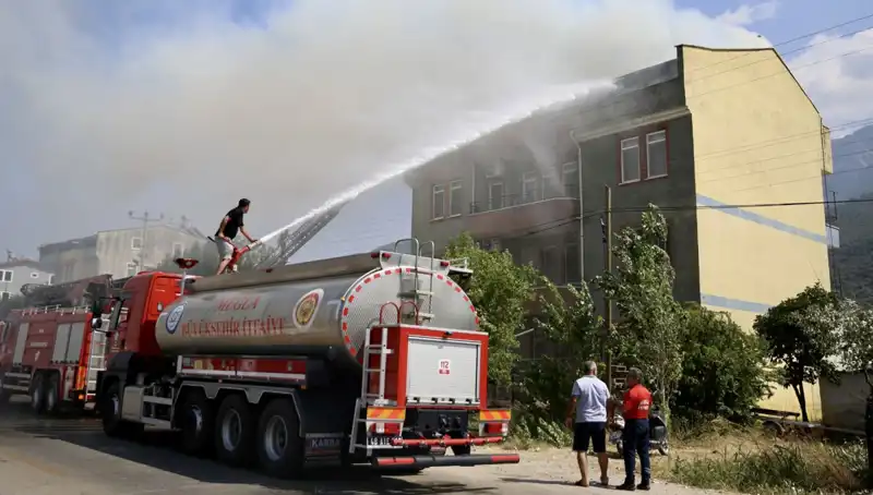 İstanbul’da Çatı Katında Çıkan Yangın Büyük Paniğe Neden Oldu
