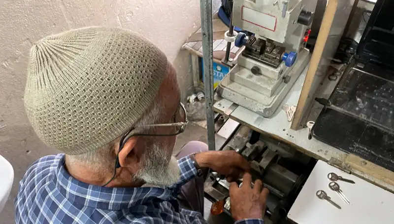 28 Yılda 4 Metrekarelik Dükkan, Müşterilerinin Gözdesi Oldu: "Burası Beni Saray Gibi Hissettiriyor"