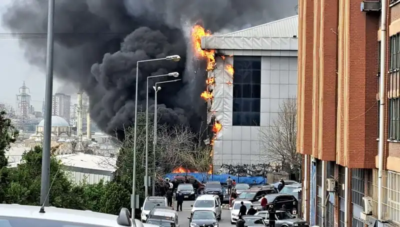 Başakşehir'de Sanayi Sitesinde Yangın: Yangın Söndürme Çalışmaları Devam Ediyor